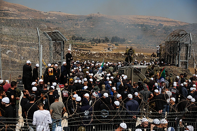 ישראלים דרוזים חצים את הגדר לעבר סוריה