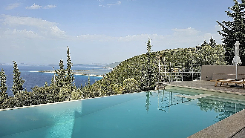 בית נופש עם בריכה מול הים בלפקדה יוון