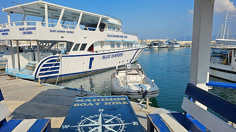 הפלגה ביאכטה ללגונה הכחולה