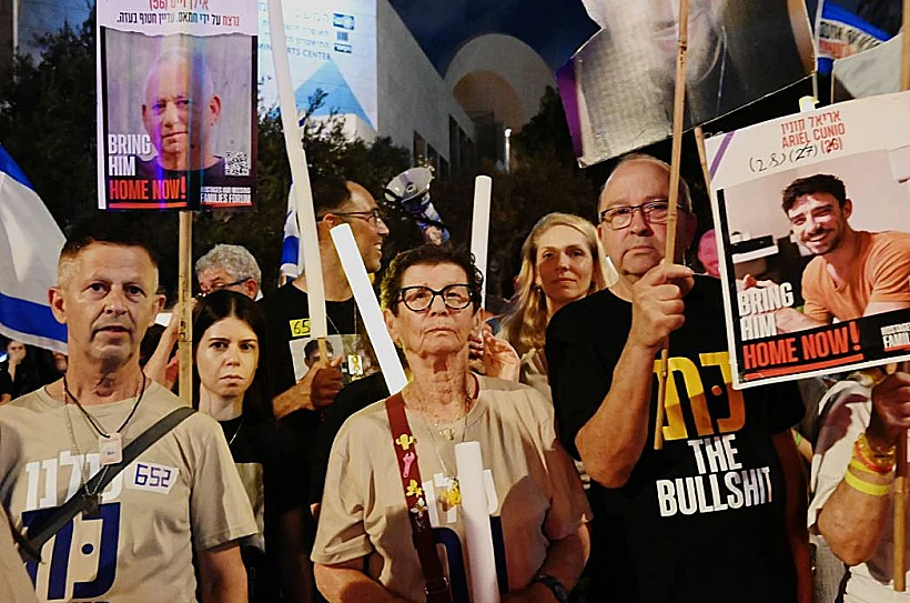 שורדת השבי יוכבד ליפשיץ מובילה צעדה למען החטופים בתל אביב