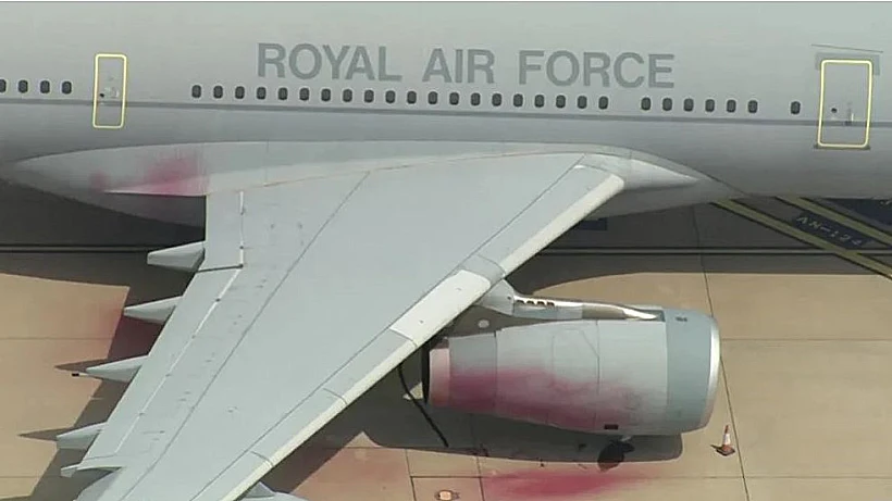 מטוס חיל האוויר הבריטי שהושחת בידי מפגינים פרו-פלסטיניים