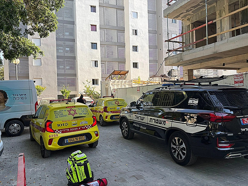 אמבולנס באתר בנייה בתל אביב