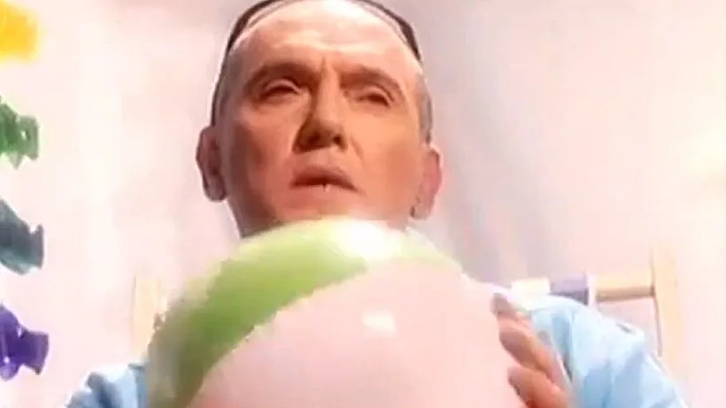 שלומי שבת בקליפ לשיר "בחוף של טרפטוני"