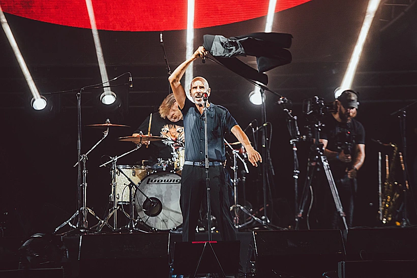 רוקפור בהופעה באמפי קיסריה