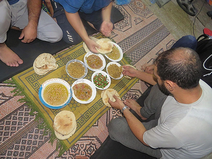 מחבלים אוכלים במנהרות בעזה
