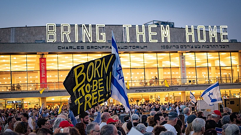 רבבות בהפגנה למען החטופים בתל אביב