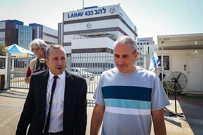 ח"כ חנוך מילביצקי ועורך דינו ביציאה מהחקירה