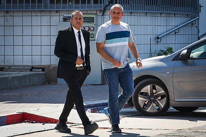 ח"כ חנוך מילביצקי ועורך דינו ביציאה מהחקירה