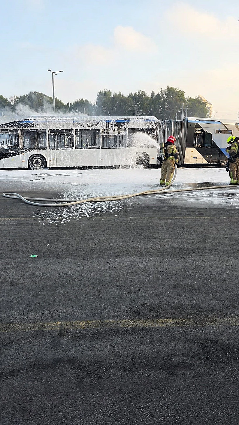 זירת השריפה במסוף אוטובוסים בבת ים