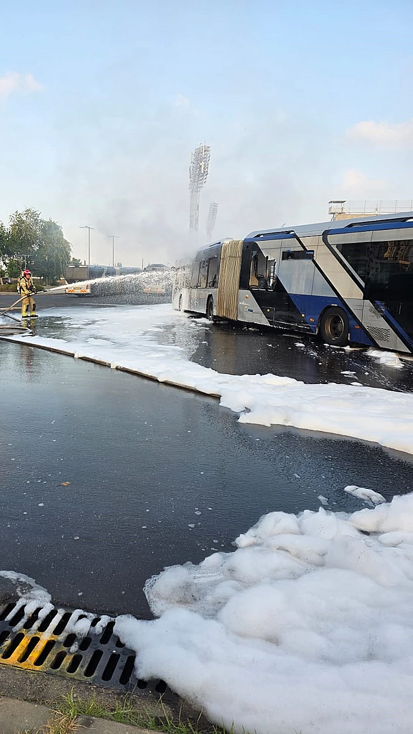 זירת השריפה במסוף אוטובוסים בבת ים