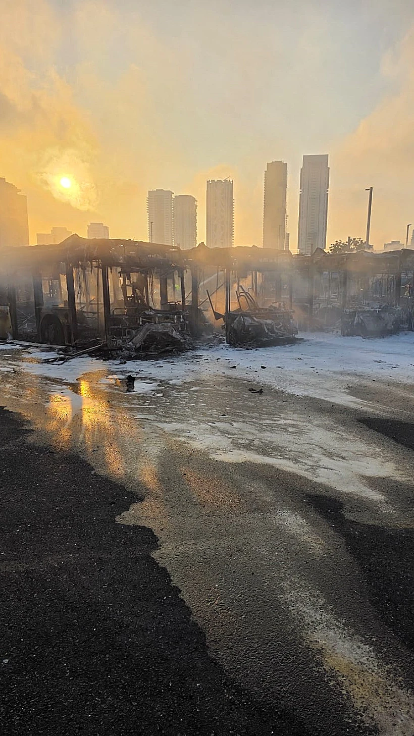 זירת השריפה במסוף אוטובוסים בבת ים