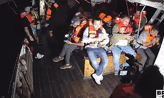 הפעילים במשט לעזה לבשו אפודים: "ספינה לא מזוהה מתקרבת"