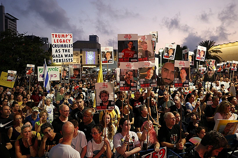 מפגינים למען החטופים בתל אביב