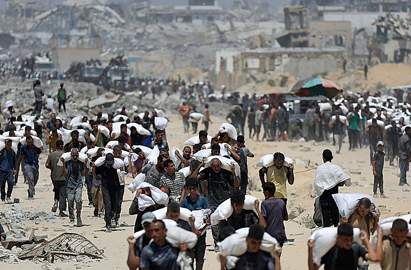 פלסטינים מקבלים סיוע בבית לאהיה בצפון רצועת עזה