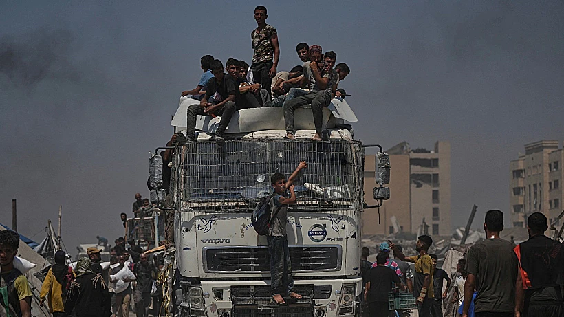 תושבים בעזה נושאים אספקת סיוע