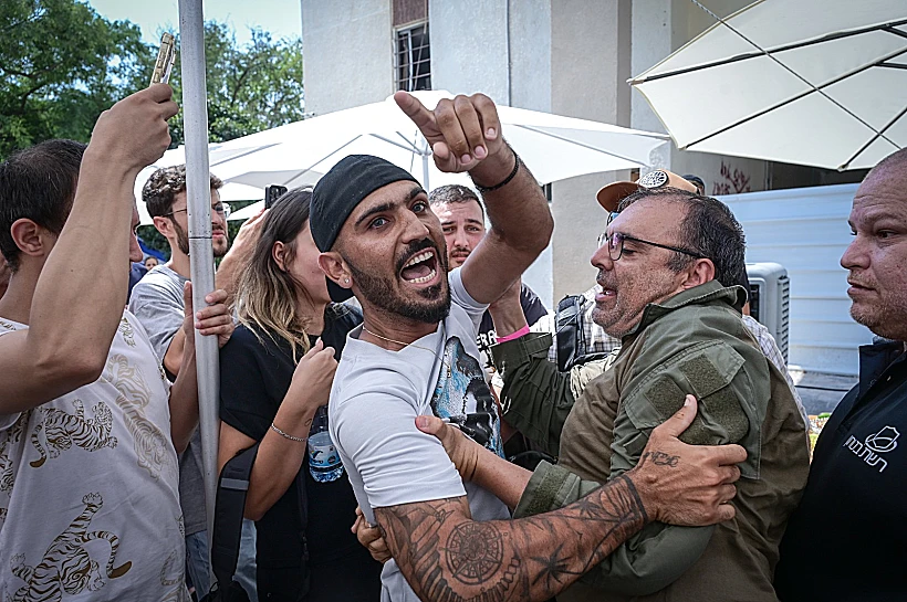 תושבים מוחים במהלך "טקס