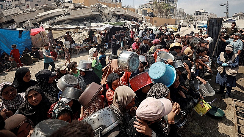 תושבים בעזה מחכים לסיוע