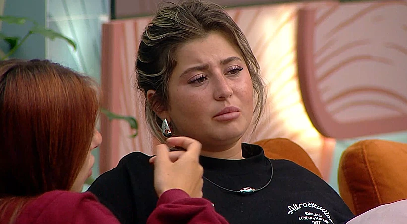 שלקה מתוודה בפני מאי שהיא מקנאה בבנות שארז מפלרטט איתן