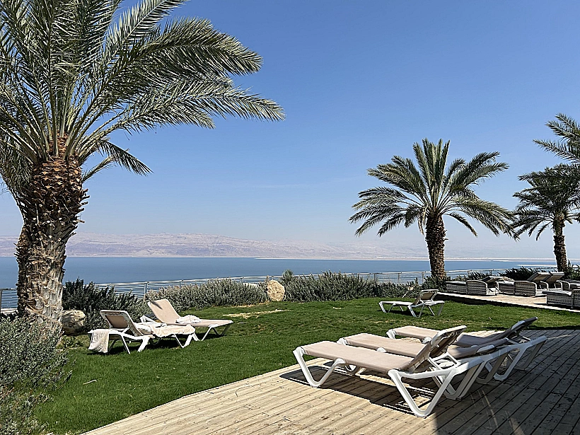 בריכת הספא על רקע ים המלח מלון עין גדי