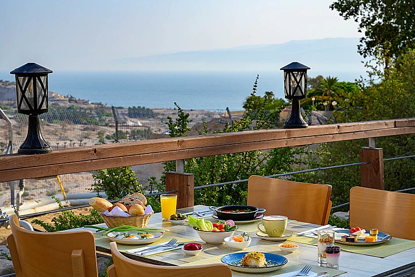 ארוחת בוקר במלון עין גדי