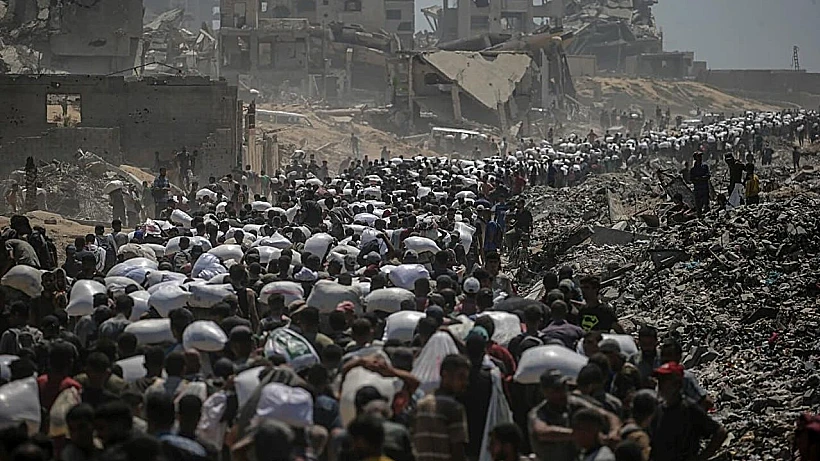 תושבים עזתים מקבלים סיוע