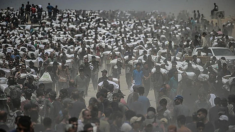 תושבים עזתים מקבלים סיוע