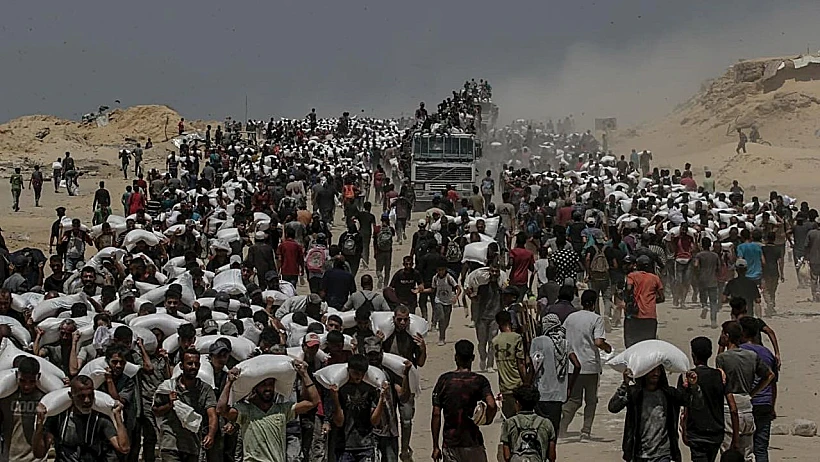 תושבים עזתים מקבלים סיוע