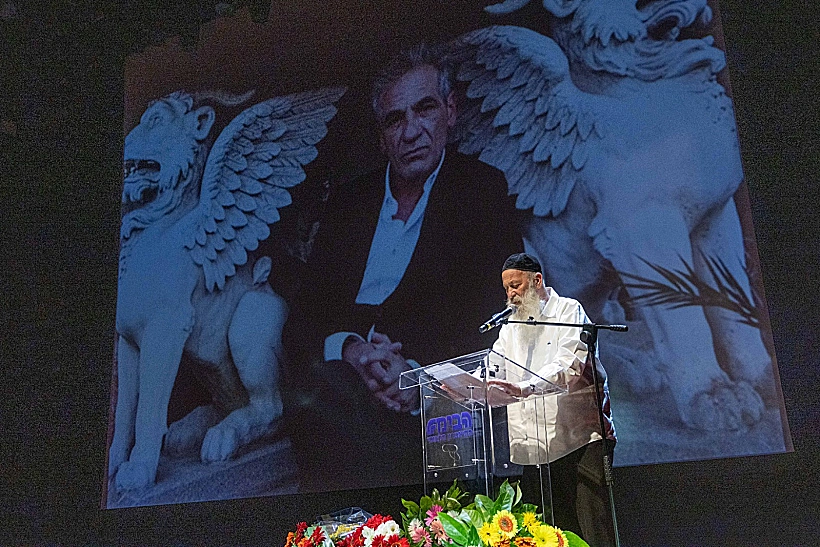 שולי רנד סופד לאלון אבוטבול בטקס האשכבה