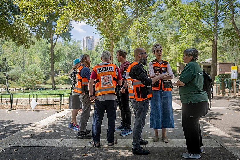 עובדי גן החיות התנ"כי וכוחות הצלה בזירת תקיפת הנמר