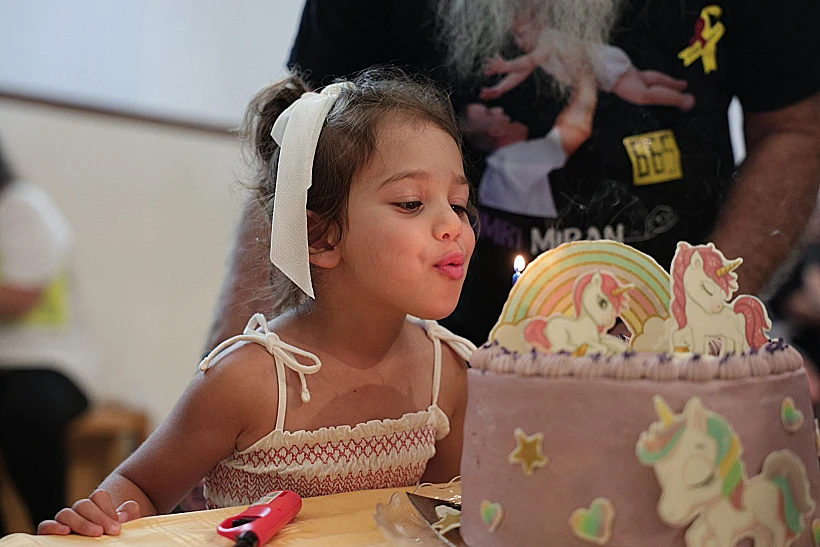 רוני, בתו של החטוף עמרי מירן, מציינת יום הולדת 4 בכיכר החטופים