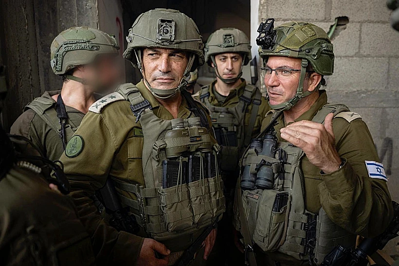 הרמטכ"ל אייל זמיר ברצועת עזה עם מפקד אוגדה 162, תא"ל שגיב דהן