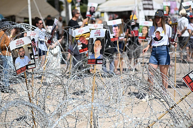 מתחם גדרות התיל בכיכר החטופים בתל אביב