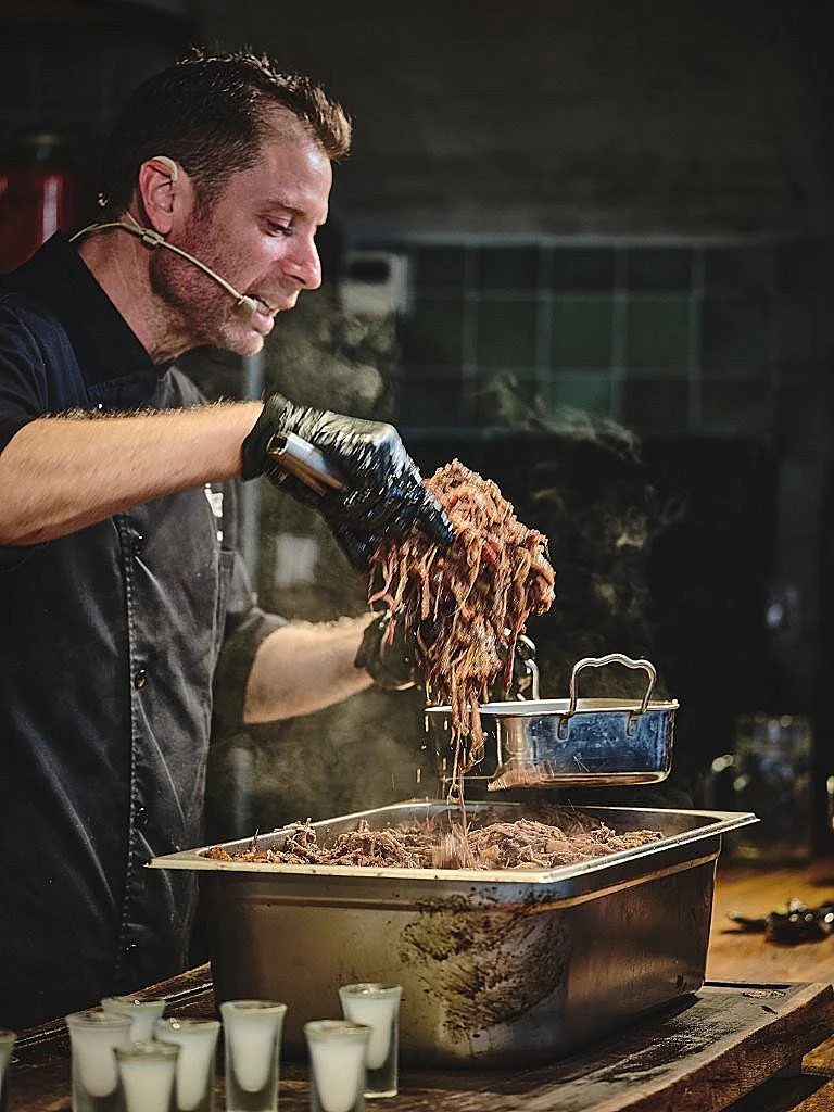 הפיטמאסטר בפעולה במהלך המשתה