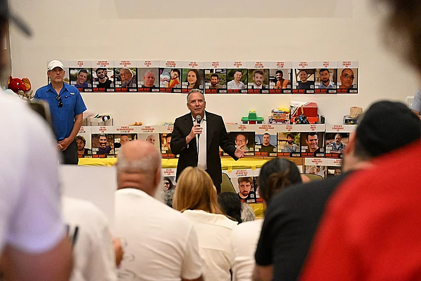 השליח המיוחד של ארה"ב למזה"ת סטיב ויטקוף עם משפחות חטופים