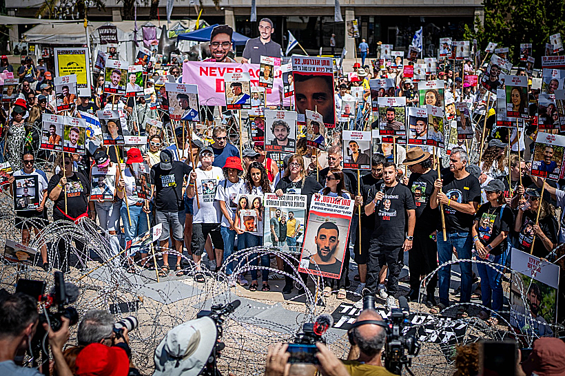 מתחם גדרות התיל בכיכר החטופים בתל אביב