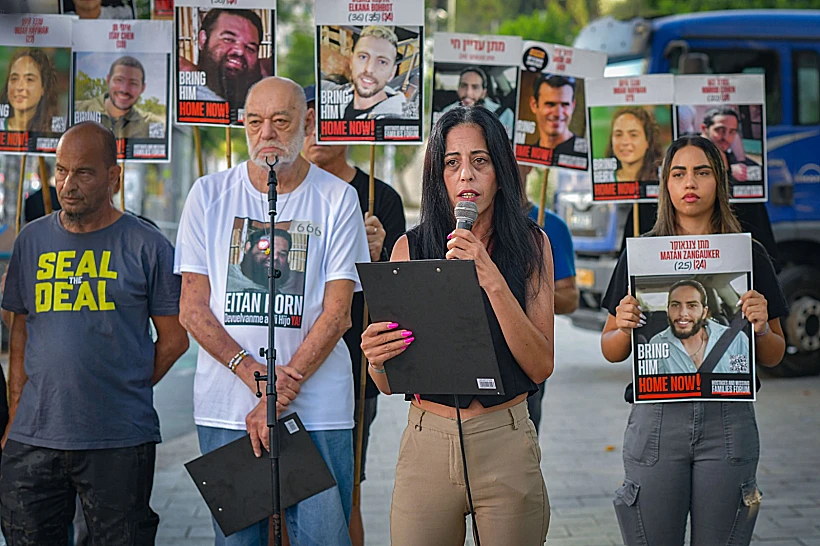 עינב צנגאוקר ואיציק הורן בהצהרת משפחות החטופים בשער בגין