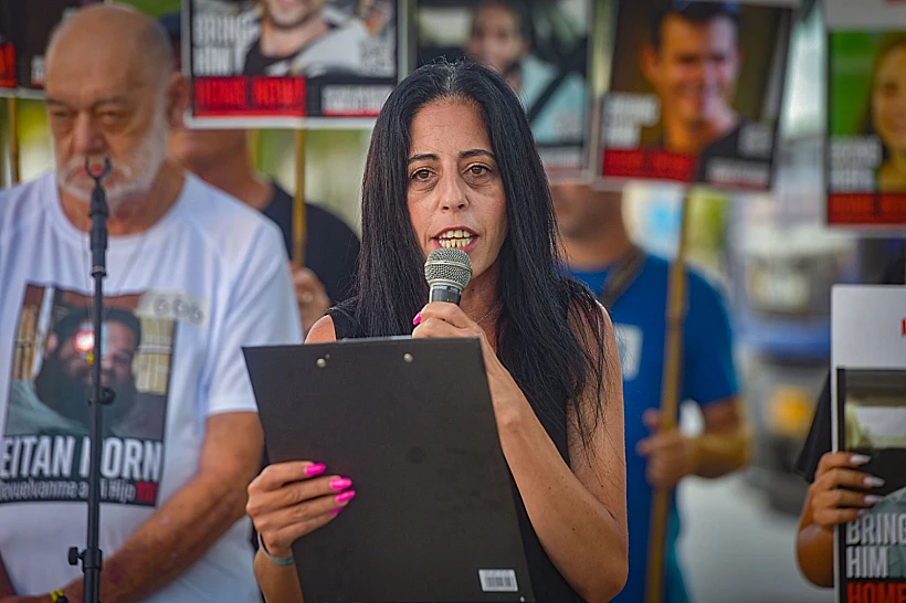 עינב צנגאוקר בהצהרת משפחות החטופים בשער בגין