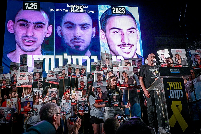 תמונותיו של רום ברסלבסקי בכיכר החטופים