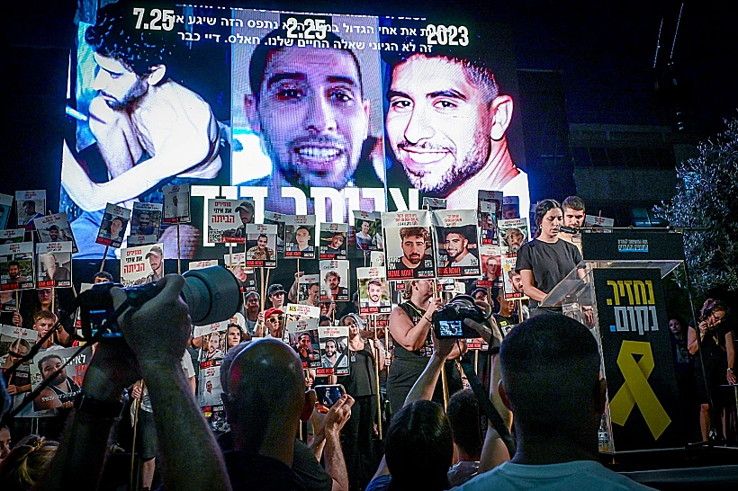 תמונותיו של אביתר דוד בכיכר החטופים