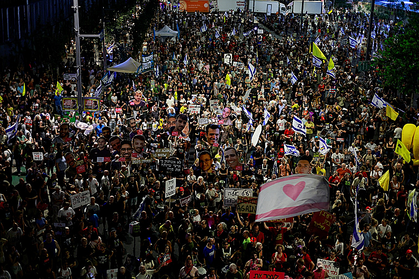 מפגינים למען החטופים בתל אביב