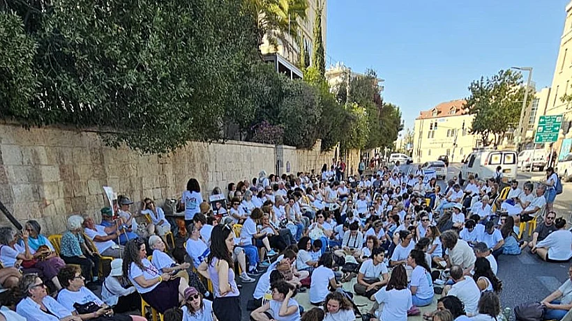 המחאה השקטה של משמרת 101 בסמוך למעון רה"מ