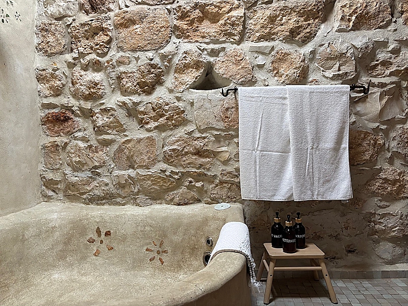 אמבטיה באחת הסוויטות בחמדתיה