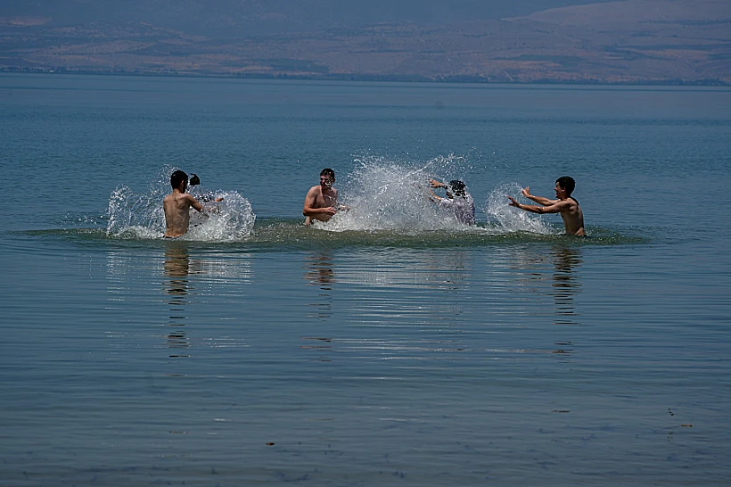 מבלים ישראלים בכינרת