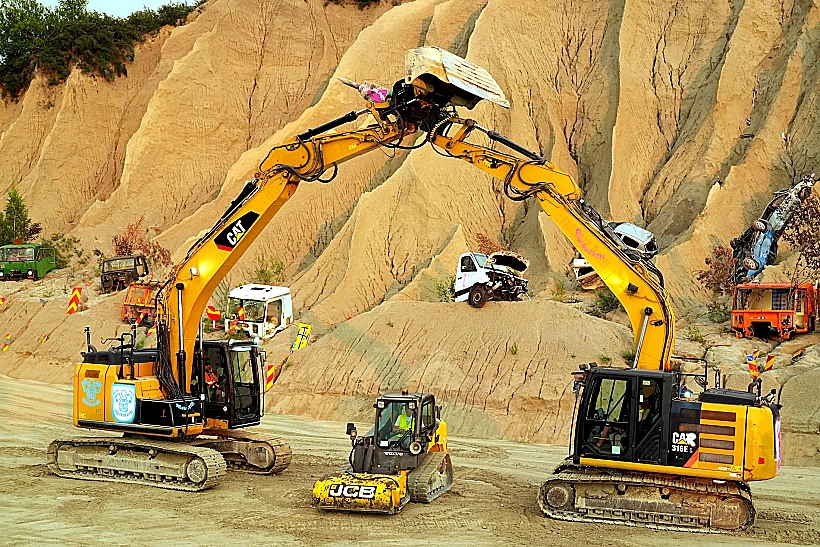 ‘romeo And Juliet’ Gets Mechanical In Disused Prison Quarry