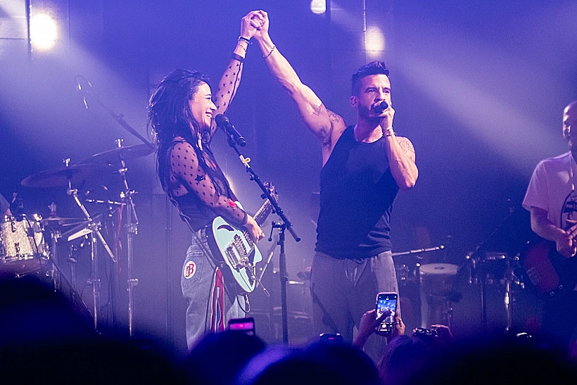 נינט טייב עם גל ניסמן בהופעה בבארבי