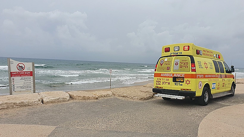 ניידת מד"א בחוף הים