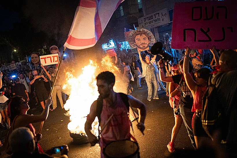 מפגינים למען החטופים בתל אביב