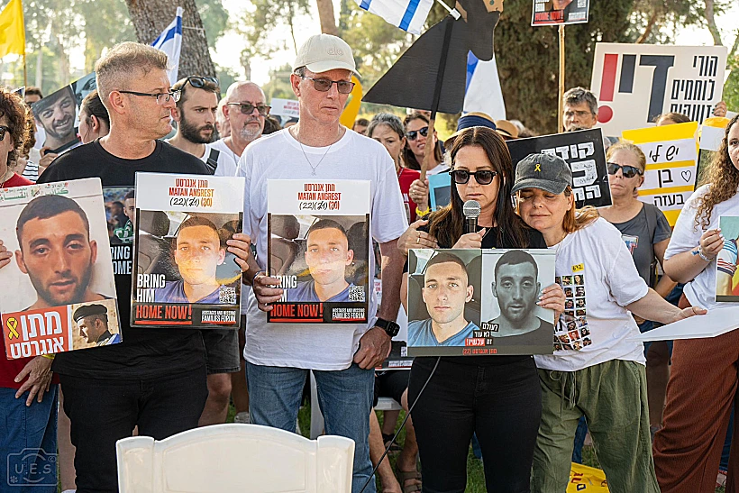 שורדי שבי ובני משפחות החטופים מול בית השר כ"ץ עינב צנגאוקר יאיר הורן אוהד בן עמי