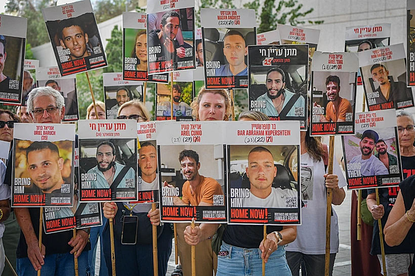 משפחות חטופים בהצהרה לתקשורת בשער בגין