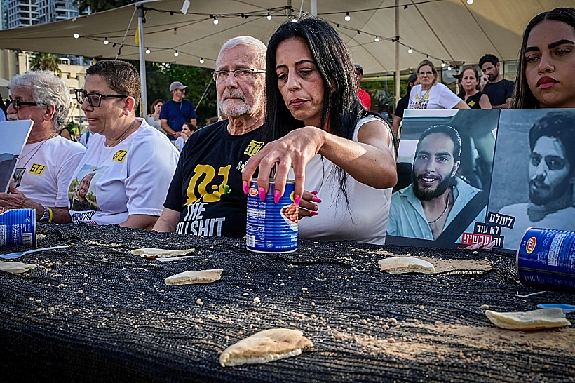 משפחות חטופים ב"מיצג הרעב